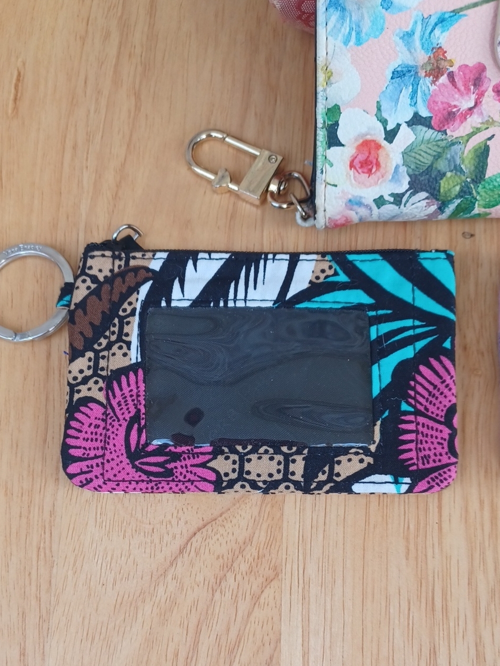 LOT OF 5 - Vera Bradley, Dooney & Bourke & Betsey Johnson Wallets / Cases - Picture 3 of 17